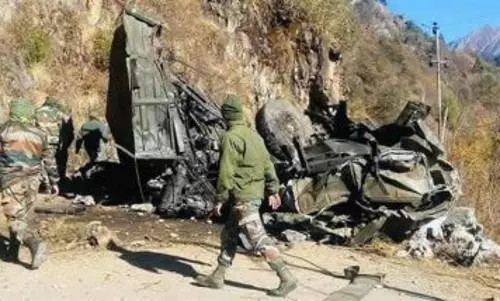 Poonch: सेना के जवानों का वाहन खाई में गिरा , 5 की मौत कई घायल Poonch: सेना के जवानों का वाहन खाई में गिरा , 5 की मौत कई घायल