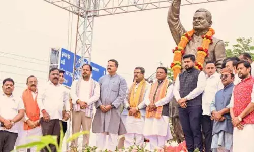 Odisha CM ने पूर्व प्रधानमंत्री और समाज सुधारक विश्वनाथ कर की प्रतिमाओं का अनावरण किया Odisha CM ने पूर्व प्रधानमंत्री और समाज सुधारक विश्वनाथ कर की प्रतिमाओं का अनावरण किया