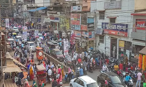 दुकान मालिक और निगम अधिकारियों की मिली भगत से मुख्यमार्ग में आवाजाही चौपट दुकान मालिक और निगम अधिकारियों की मिली भगत से मुख्यमार्ग में आवाजाही चौपट