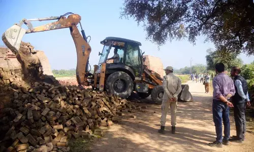 Assam : कामरूप जिला प्रशासन ने बोको में अवैध ईंट भट्टों को ध्वस्त किया
