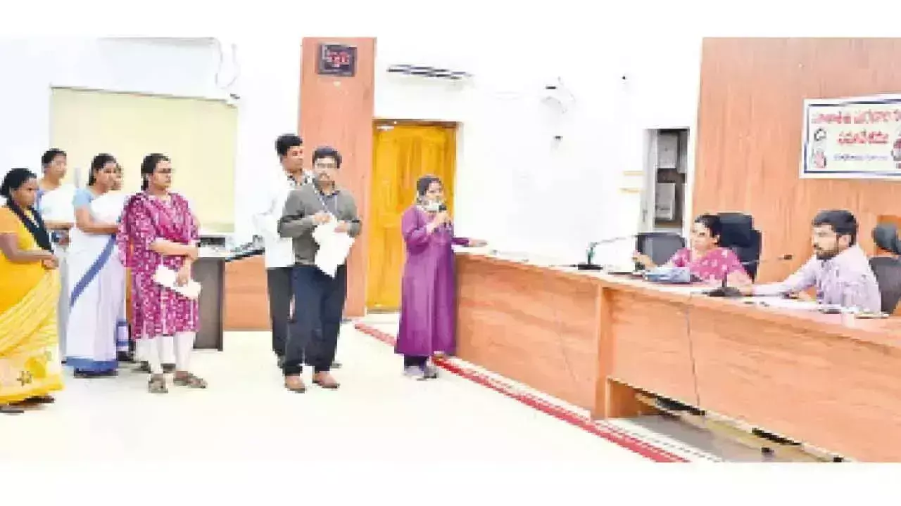 मातृ मृत्यु: Collector ओ आनंद ने मेडिकल स्टाफ पर जताई नाराजगी मातृ मृत्यु: Collector ओ आनंद ने मेडिकल स्टाफ पर जताई नाराजगी