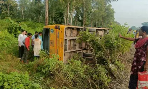 Uttarakhand में स्कूल बस हुई हादसे का शिकार, SDRF की टीम ने किया रेस्क्यू