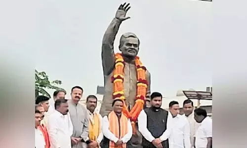 CM Majhi, प्रधान ने अटल बिहारी वाजपेई की प्रतिमा का अनावरण किया CM Majhi, प्रधान ने अटल बिहारी वाजपेई की प्रतिमा का अनावरण किया