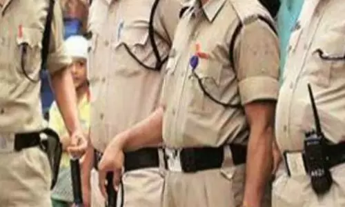 पुलिस परिवार का बहिष्कार, गांव वालों की दबंगई