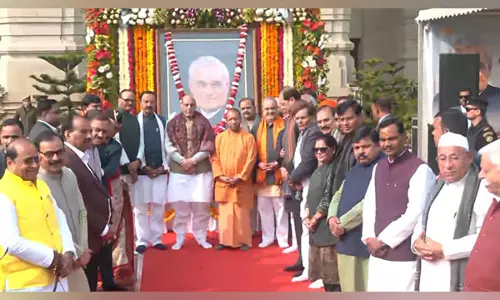 रक्षा मंत्री राजनाथ सिंह, CM Yogi ने अटल बिहारी वाजपेयी को श्रद्धांजलि दी रक्षा मंत्री राजनाथ सिंह, CM Yogi ने अटल बिहारी वाजपेयी को श्रद्धांजलि दी