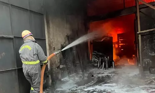 Kanpur:  प्लास्टिक पैकेजिंग फैक्ट्री में लगी भीषण आग, दमकल कर्मियों ने पाया काबू