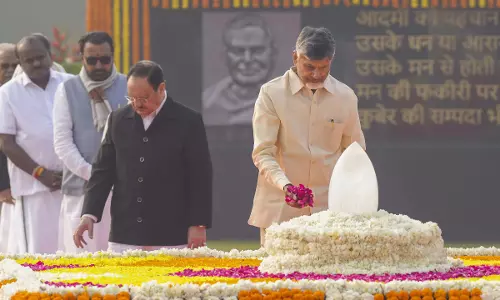 Naidu वाजपेयी को श्रद्धांजलि देने के लिए प्रार्थना समारोह में शामिल हुए Naidu वाजपेयी को श्रद्धांजलि देने के लिए प्रार्थना समारोह में शामिल हुए