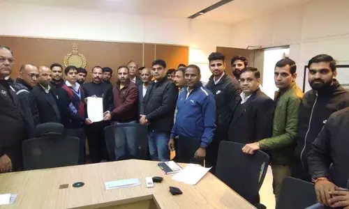 Haryana : हिसार के वकीलों ने किसानों के मुद्दे पर सरकार को ज्ञापन सौंपा Haryana : हिसार के वकीलों ने किसानों के मुद्दे पर सरकार को ज्ञापन सौंपा