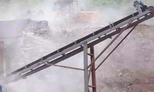 Jaysingpur के निवासियों ने स्वास्थ्य समस्याओं के लिए स्टोन क्रशर को जिम्मेदार ठहराया Jaysingpur के निवासियों ने स्वास्थ्य समस्याओं के लिए स्टोन क्रशर को जिम्मेदार ठहराया