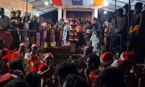 Kerala : कासरगोड में अय्यप्पा भक्तों ने पायसम के साथ क्रिसमस कैरोल टीम का स्वागत किया