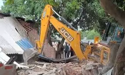 Indore: अवैध बाड़ों के खिलाफ एक्शन, दो बाड़ों को तोड़ा