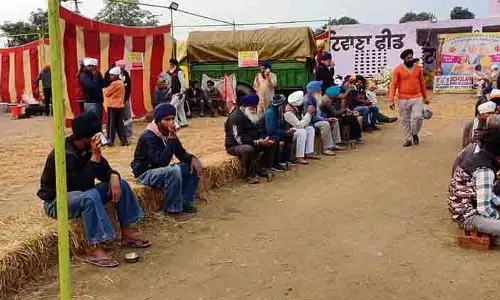 Punjab: धान के अवशेषों को तीर्थयात्रियों के बैठने के लिए इस्तेमाल किया Punjab: धान के अवशेषों को तीर्थयात्रियों के बैठने के लिए इस्तेमाल किया