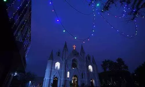 Pune: क्रिसमस मनाने के लिए चर्चों की आकर्षक सजावट की गई Pune: क्रिसमस मनाने के लिए चर्चों की आकर्षक सजावट की गई