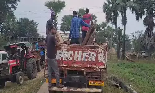 वन विभाग की छापेमारी का ग्रामीणों ने किया विरोध, सागौन लकड़ी जब्त