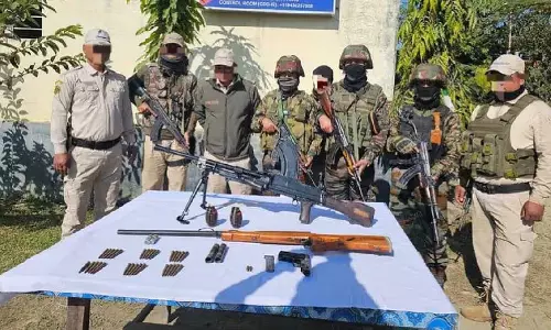Manipur : अभियान चलाकर हथियारों और विस्फोटकों का जखीरा बरामद किया Manipur : अभियान चलाकर हथियारों और विस्फोटकों का जखीरा बरामद किया