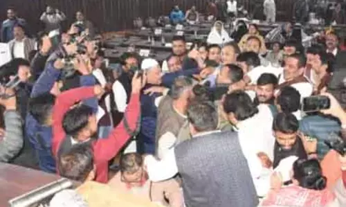 Kanpur नगर निगम में पार्षदों के बीच नागरिक कार्यों के लिए क्रेडिट चोरी के आरोपों में हाथापाई Kanpur नगर निगम में पार्षदों के बीच नागरिक कार्यों के लिए क्रेडिट चोरी के आरोपों में हाथापाई