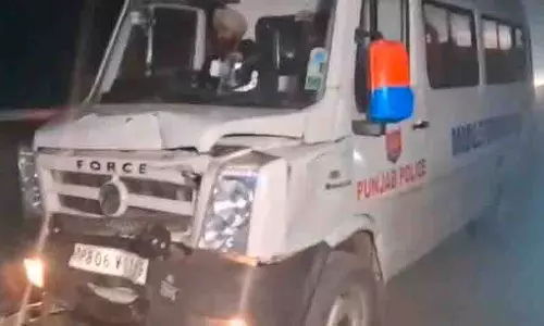 आतंकवादियों के शव ले जा रही Ambulance से वाहन टकराया