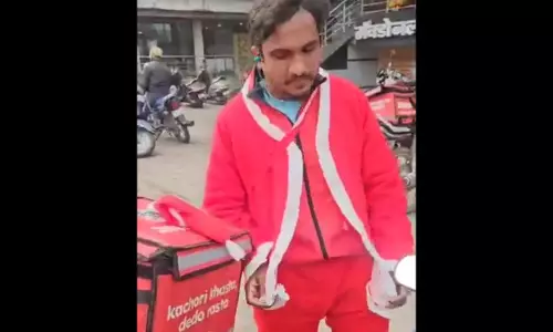 सांता क्लॉज की ड्रेस में था डिलीवरी बॉय, जानें हिंदू संगठन ने क्या किया? सोशल मीडिया पर मचा बवाल