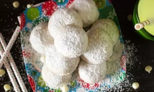 सफेद चॉकले ट स्नोबॉल कुकीज़ रेसिपी