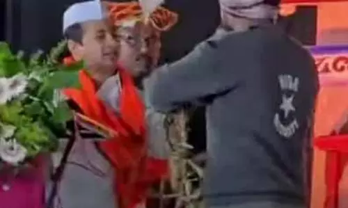 मंत्री नितेश राणे को पहनाई प्याज की माला, किसान को हिरासत में लिया गया