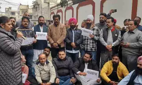 AAP में शामिल होने को लेकर पार्षद के घर के बाहर कांग्रेस का प्रदर्शन