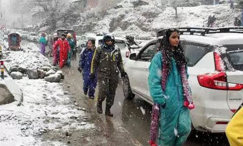 Kullu में बर्फबारी में फंसे 8,000 पर्यटकों को बचाया गया
