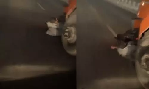 Agra: हाइवे पर ट्रक ने बाइक को मारी टक्कर , दूर तक बाइक को घटता Video वाइरल Agra: हाइवे पर ट्रक ने बाइक को मारी टक्कर , दूर तक बाइक को घटता Video वाइरल