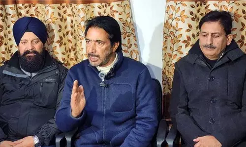 Mir ने आरक्षण पर रूहुल्लाह के विरोध को महज दिखावा बताया Mir ने आरक्षण पर रूहुल्लाह के विरोध को महज दिखावा बताया