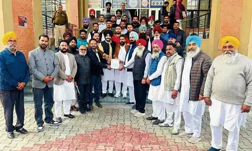 तरनतारन में कांग्रेस कार्यकर्ताओं ने DAC पर विरोध प्रदर्शन किया तरनतारन में कांग्रेस कार्यकर्ताओं ने DAC पर विरोध प्रदर्शन किया