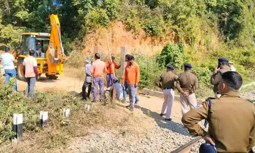 Assam : रेलवे ने संवेदनशील स्थानों पर बैरिकेड्स लगाया Assam : रेलवे ने संवेदनशील स्थानों पर बैरिकेड्स लगाया