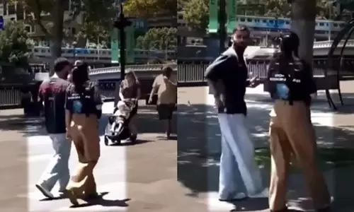 Virat Kohli और अनुष्का शर्मा मेलबर्न की सड़कों पर टहलते हुए देखे गए Virat Kohli और अनुष्का शर्मा मेलबर्न की सड़कों पर टहलते हुए देखे गए