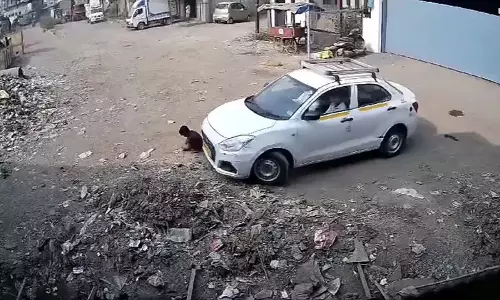 वसई में कार से कुचला गया बच्चा, बच गया ज़िंदा वसई में कार से कुचला गया बच्चा, बच गया ज़िंदा