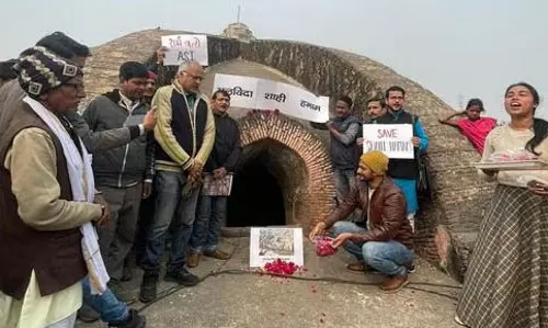 Agra : ‘शाही हम्माम’ को बचाने आगे आये नागरिक, निकाली पदयात्रा