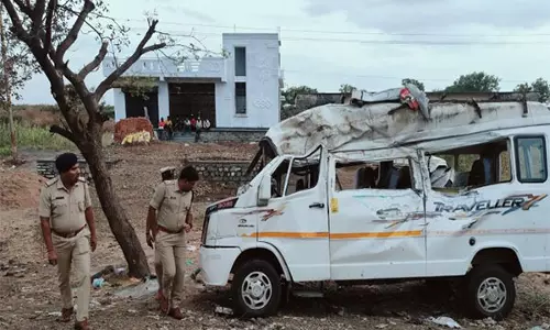 कर्नाटक के Kalaburagi में सड़क दुर्घटना में 3 की मौत, 9 घायल