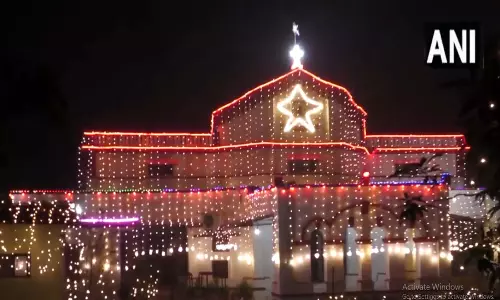 Srinagar: लाल चौक के प्रतिष्ठित घंटा घर को क्रिसमस पर जगमग किया, वीडियो...
