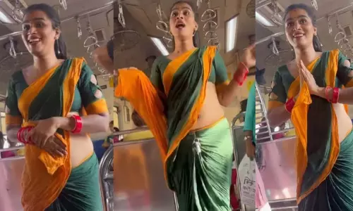 Mumbai लोकल ट्रेन में ट्रांस वुमन बनी रेल-होस्टेस, VIDEO हुआ वायरल