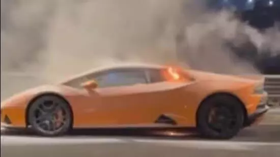 Lamborghini में आग लग गई