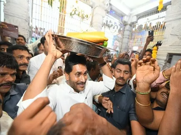 YSRCP chief Jagan ने कोडंडाराम स्वामी मंदिर में मूर्ति स्थापना समारोह में भाग लिया