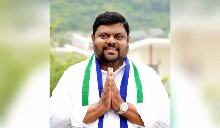 Andhra Pradesh: जांच के बीच विशाखा डेयरी प्रमुख भाजपा में शामिल Andhra Pradesh: जांच के बीच विशाखा डेयरी प्रमुख भाजपा में शामिल