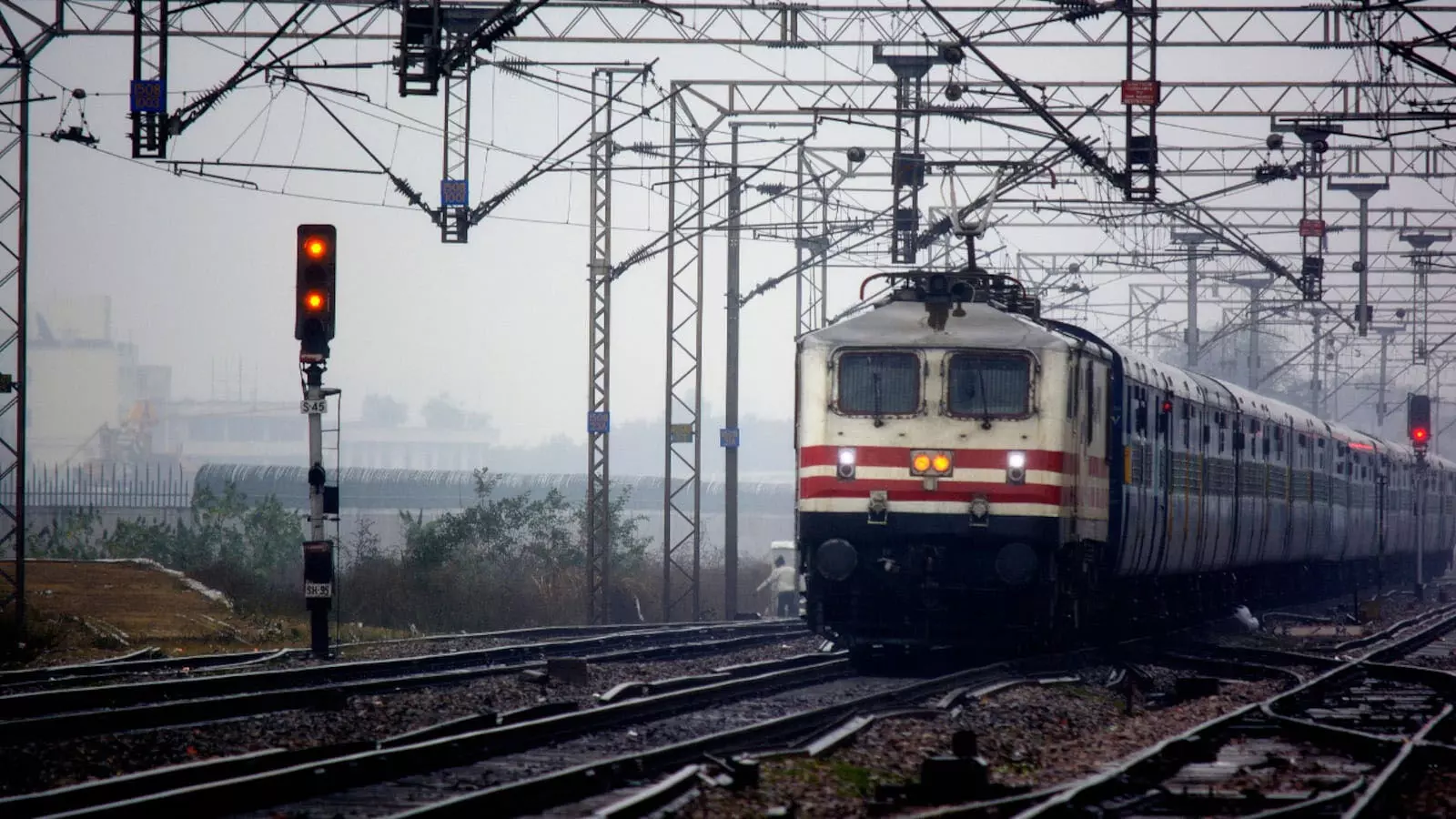 बैड न्‍यूज आई...IRCTC डाउन, रेलवे की टिकटिंग वेबसाइट और ऐप ठप, जनता परेशान