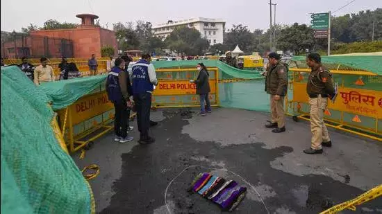 Delhi में संसद के पास यूपी के एक व्यक्ति ने खुद को आग लगाई Delhi में संसद के पास यूपी के एक व्यक्ति ने खुद को आग लगाई