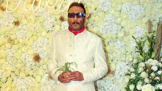 Jackie Shroff गिरे हुए प्रशंसक की मदद के लिए आगे आए