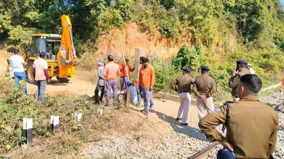 Assam : पूर्वोत्तर सीमांत रेलवे ने संवेदनशील स्थानों पर बैरिकेड्स लगाकर सुरक्षा बढ़ाई