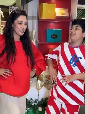 Rupali Ganguly ने बेटे को सिखाया कि कैसे पैपराज़ी के लिए पोज़ दिया जाए