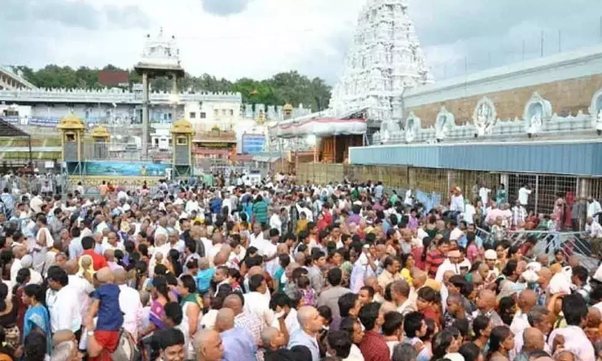 Andhra Pradesh: तिरुमाला मंदिर में श्रद्धालुओं की भारी भीड़