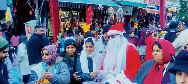 Christmas: त्यौहारी मौज-मस्ती के लिए मनाली में उमड़े पर्यटक