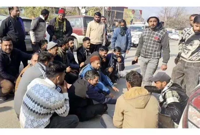 Jammu: मालवाहक चालकों ने पुलिस के खिलाफ किया प्रदर्शन Jammu: मालवाहक चालकों ने पुलिस के खिलाफ किया प्रदर्शन