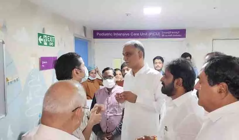 Harish Rao ने संध्या थिएटर भगदड़ पीड़ित श्रीतेज से KIMS अस्पताल में मुलाकात की