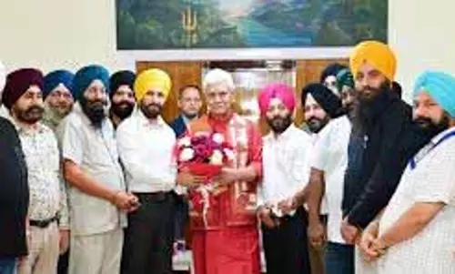 Jammu: सिख प्रतिनिधिमंडल ने सिन्हा से मुलाकात की