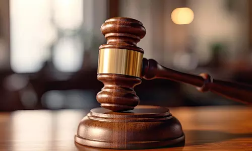 पुजारी के खिलाफ हाईकोर्ट पहुंचा रिटायर्ड आर्मीमैन, बेटी को भगाने का लगाया आरोप पुजारी के खिलाफ हाईकोर्ट पहुंचा रिटायर्ड आर्मीमैन, बेटी को भगाने का लगाया आरोप
